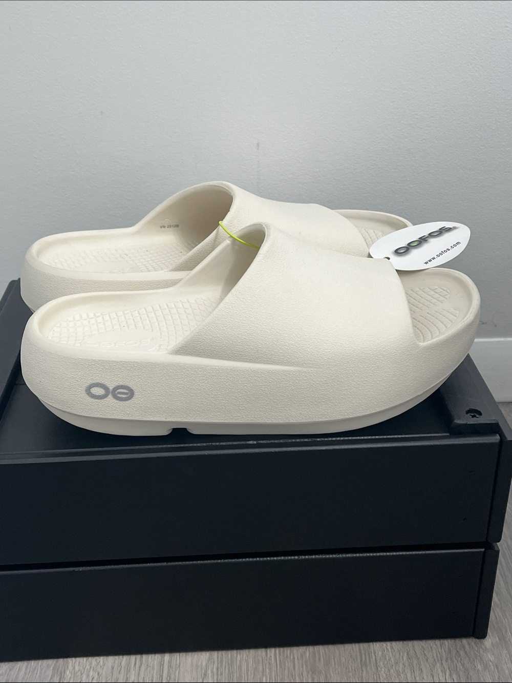 Oofos ooahh plus + chalk slides sandals women’s size 7 new